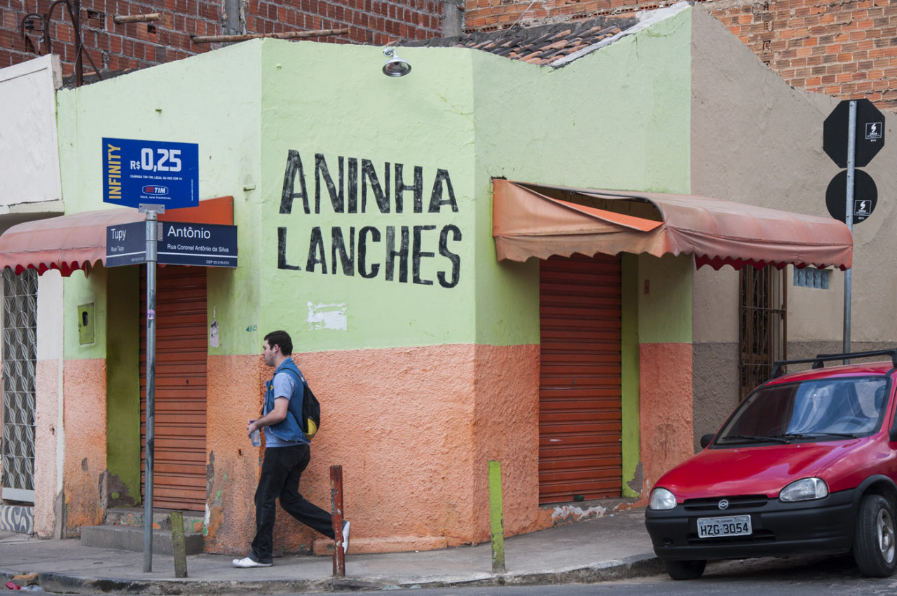 Commercial facade photographed on Rua Tupy, Salgado, Caruaru-PE [2013].