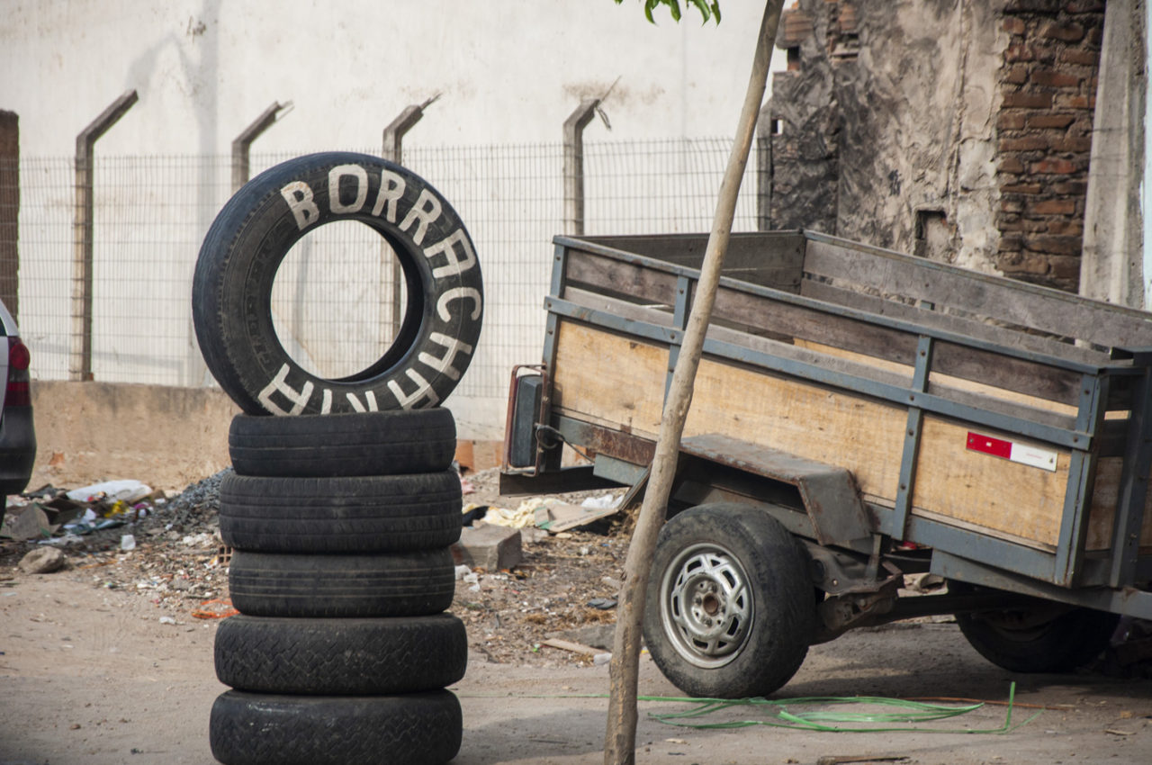 Tire repair sign, Caruaru-PE [2013].