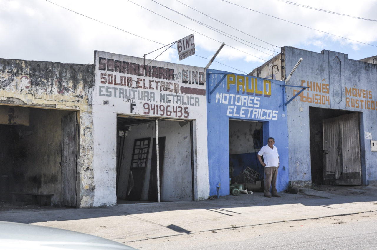 Commercial facades, Urban perimeter on the highway BR-232, Gravatá-PE [2013].