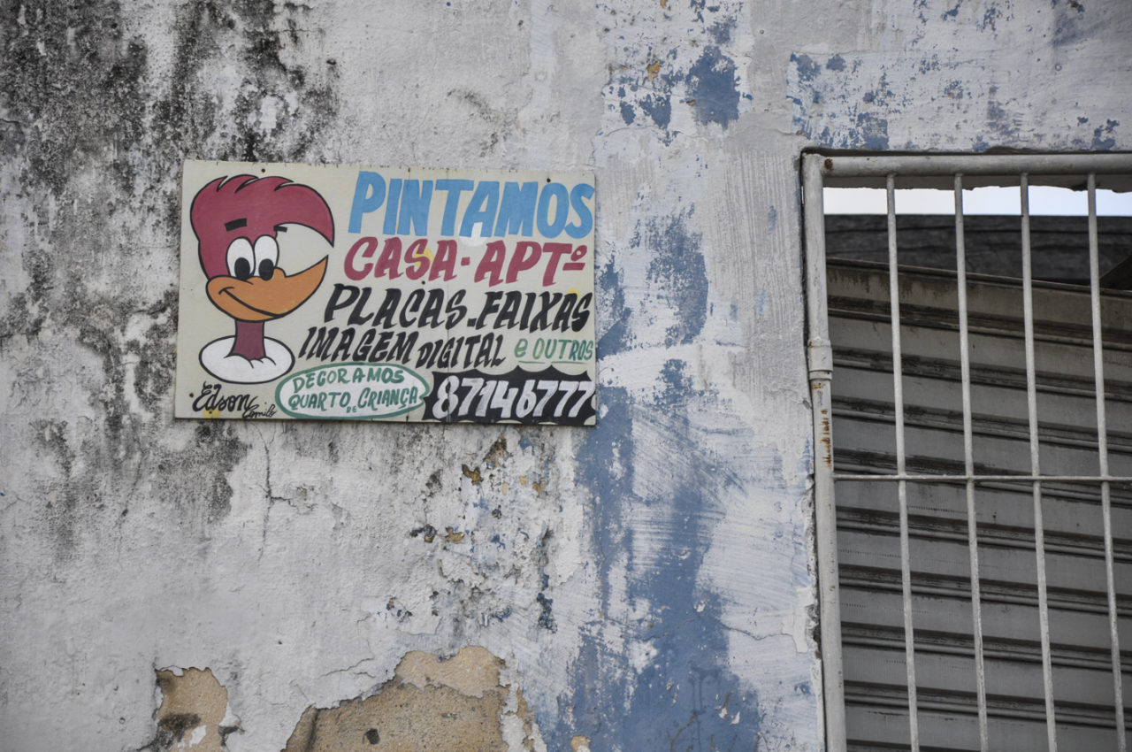 Sign photographed near Rua Sérgio Loreto, Gravatá-PE [2013].