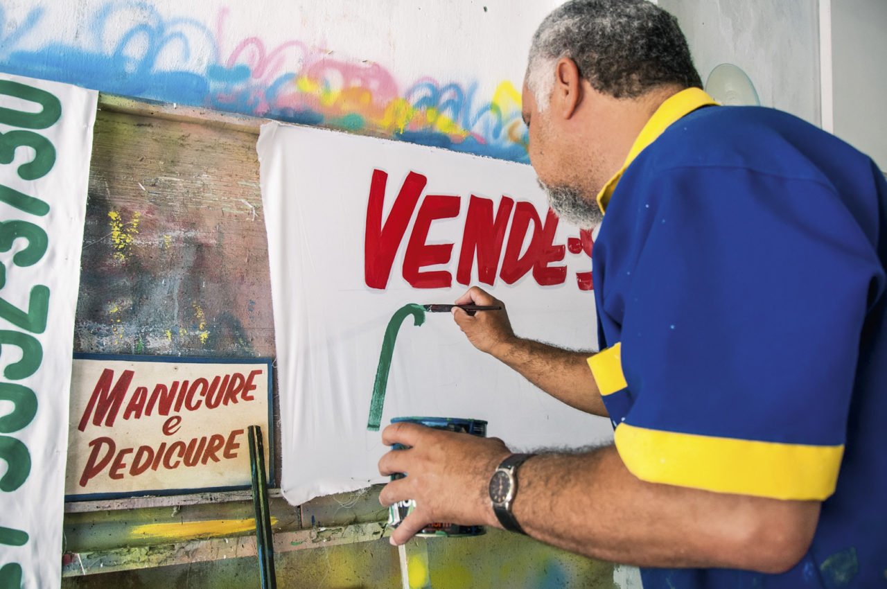 The painter Sebastião in his workshop, near CECORA, Arcoverde-PE [2013].