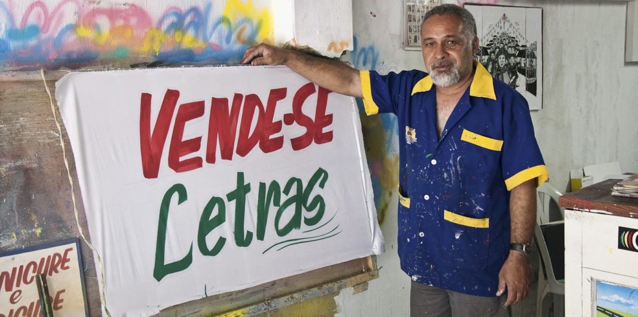 The painter Sebastião in his workshop, near CECORA, Arcoverde-PE [2013].