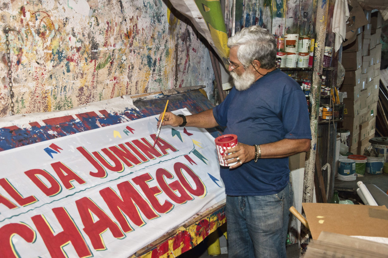 The painter Carlinhos in his workshop in Travessa Santo Amaro, Gravatá-PE [2013].