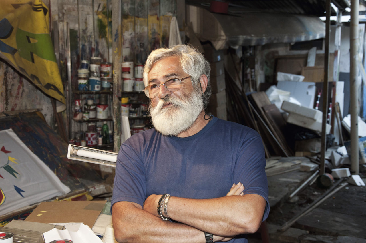 The painter Carlinhos in his workshop in Travessa Santo Amaro, Gravatá-PE [2013].