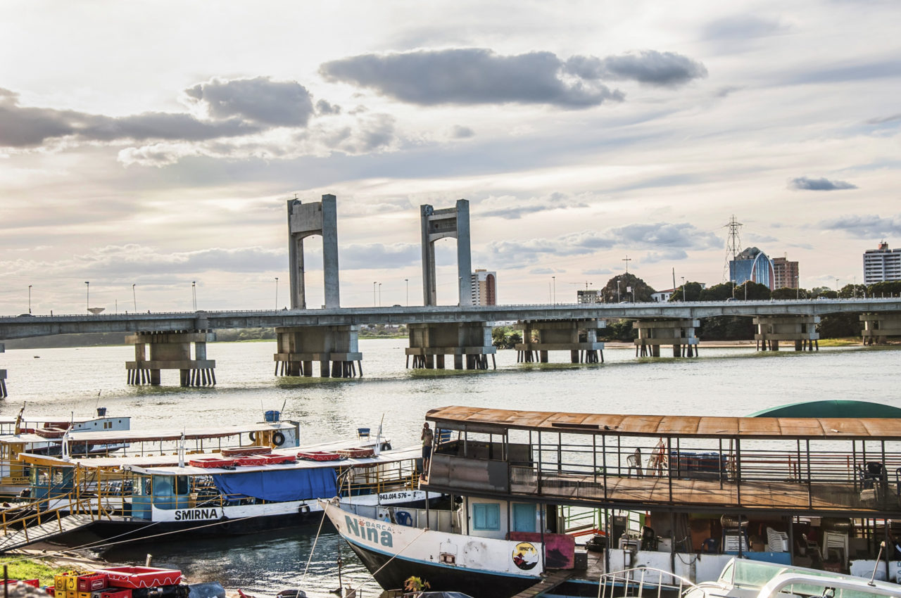 Typographic landscape on the edge of the São Francisco River, on the Juazeiro-BA side. In the distance is the Presidente Dutra Bridge which links Juazeiro-Petrolina, [2013].