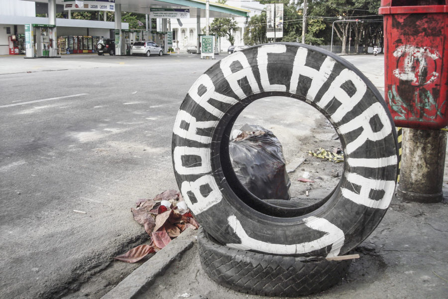 Tire repair signs, Rua Amélia, Recife-PE [2009].