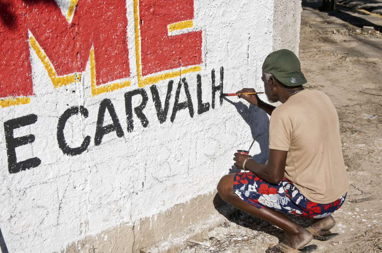 The painter Josué Carioca in action, Afogados, Recife-PE [2013].