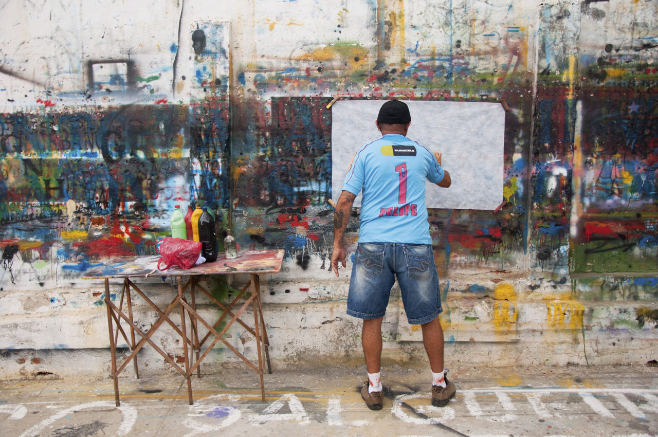 The painter Moisés in action, Tv. Manoel Leônidas, Salgueiro-PE [2013].