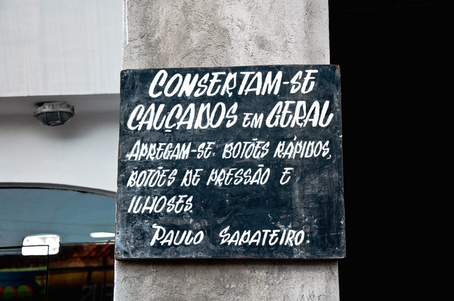 Sign photographed in the district of Santo Antônio, Gravatá-PE [2013].