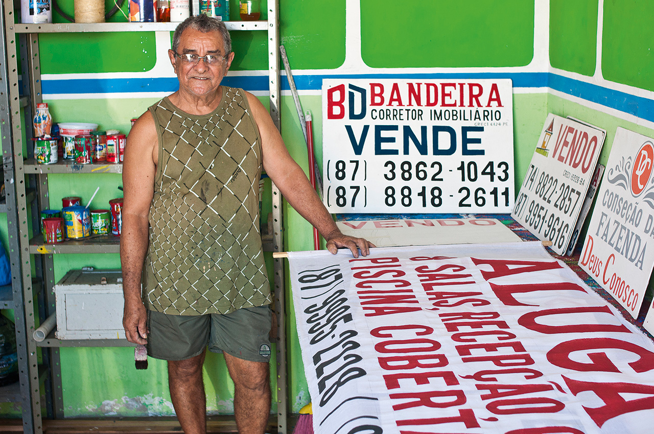 The painter Zé Moura in his workshop in the Galo Square [Pio XII Square], Petrolina-PE [2013].