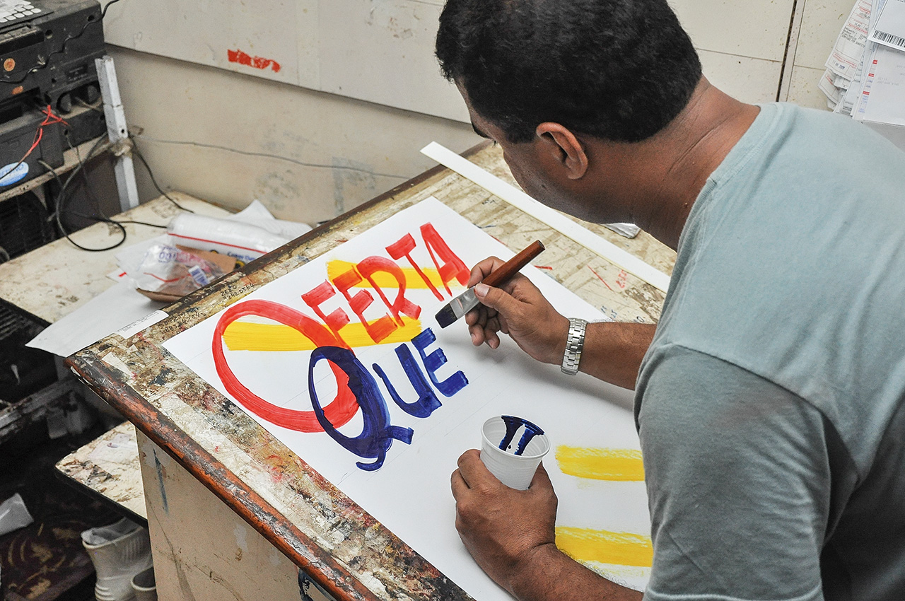 The poster painter Laércio, Astral Supermarket, Recife and Moreno-PE [2013].