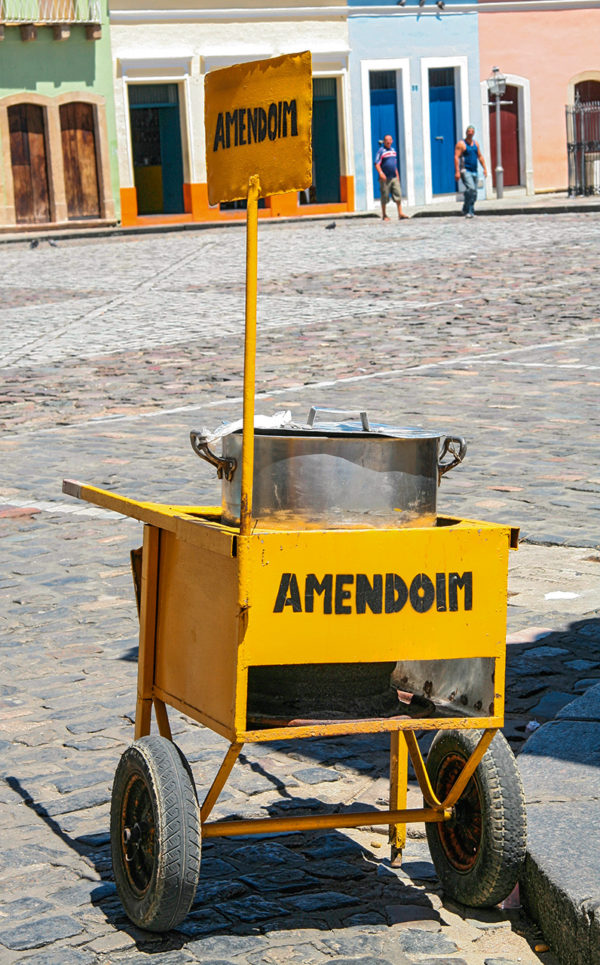 Hand cart photographed in Pátio de São Pedro, Recife-PE [2009].