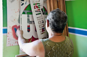 The painter Zé Moura in his workshop in the Galo Square [Pio XII Square], Petrolina-PE [2013].